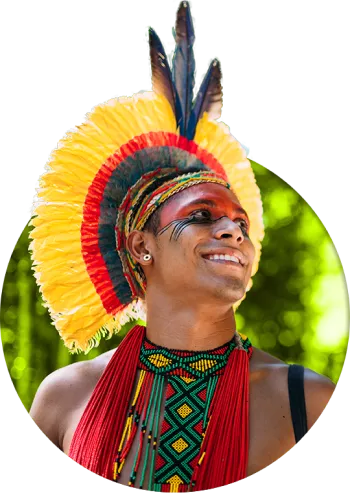 Indígena sorrindo com cocar